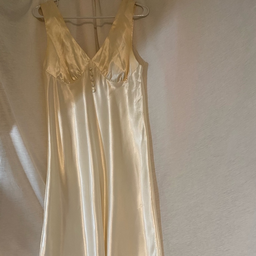❗️Vintage❗️White Satin Gown - Picture 5 of 6